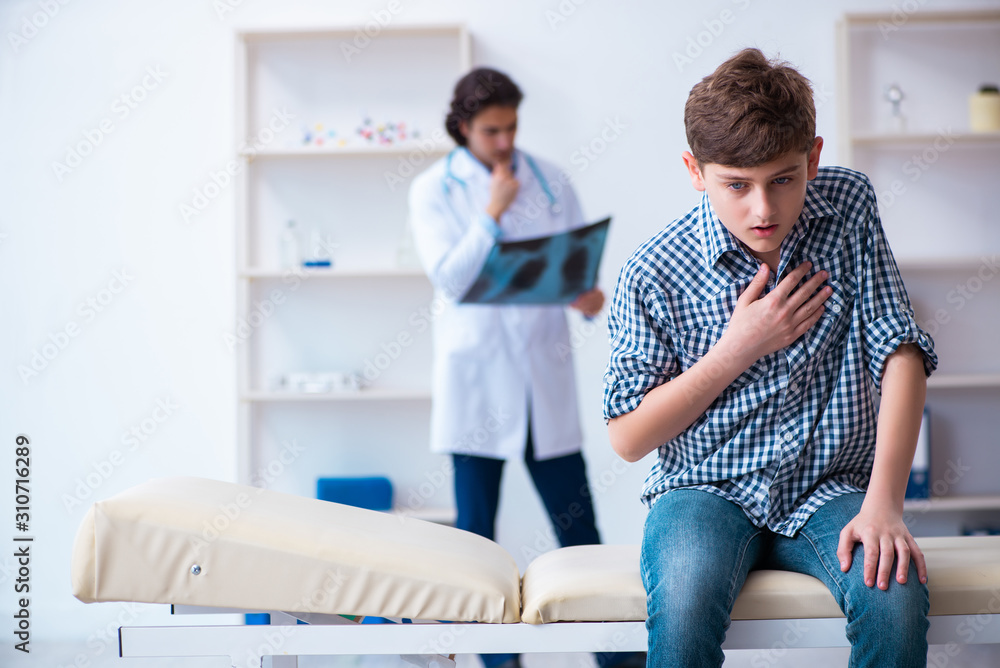 Obraz premium Male radiologist looking at boy's images