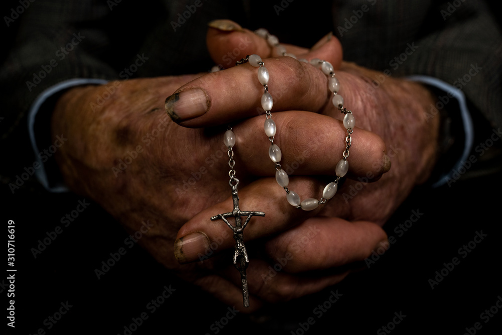 Hände von einem alten religiösen Mann