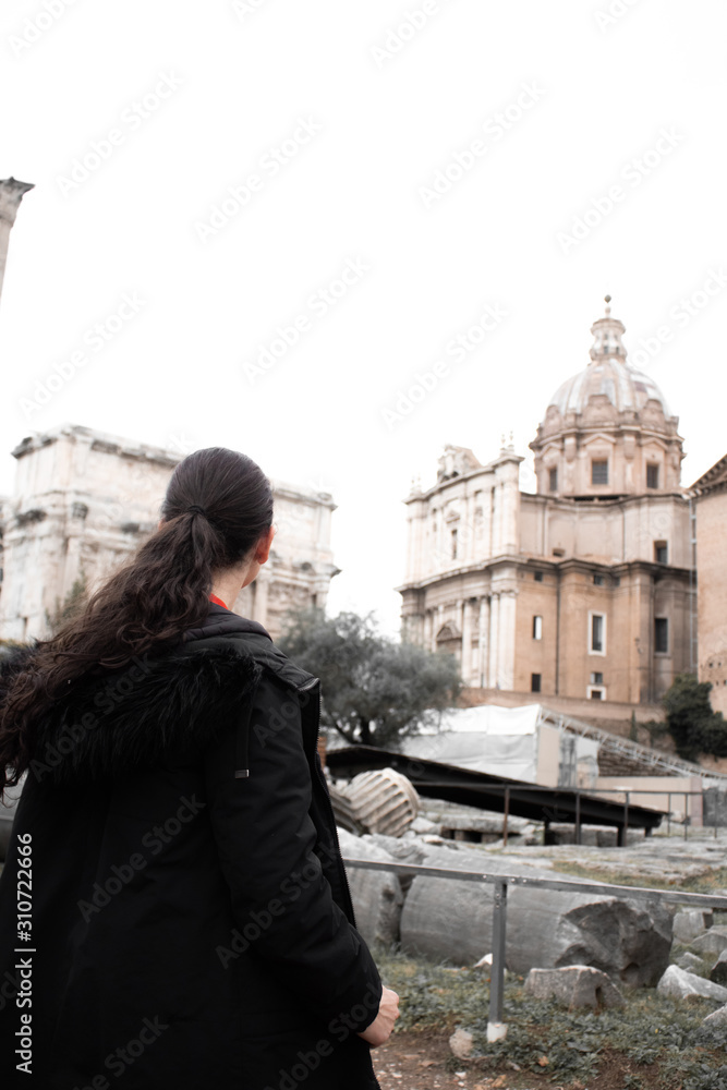 Mujer turista contemplando arquitectura
