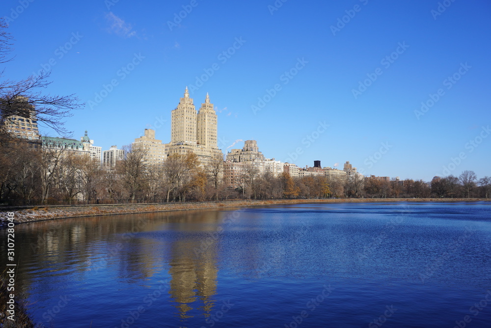 Fototapeta premium the palace in central park and lake