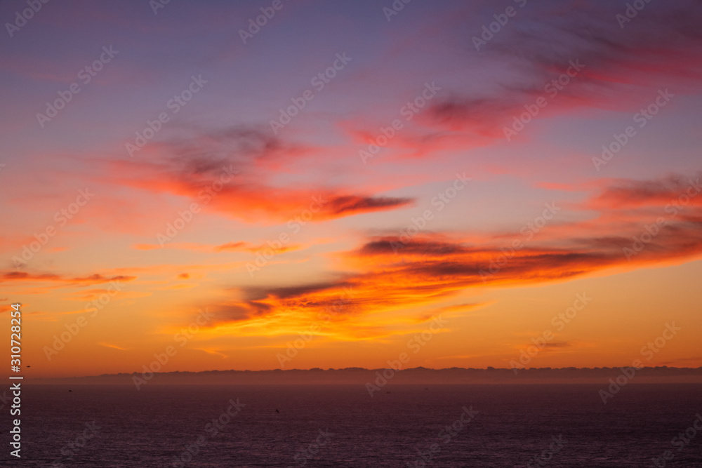 Spektakulärer Sonnenuntergang über dem Meer