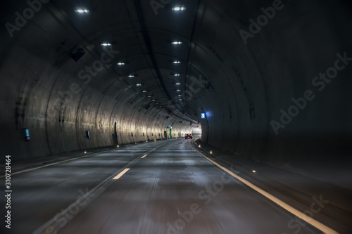 Fahrt durch einen großen Tunnel einer Autobahn mit Sicht Richtung Ausgang