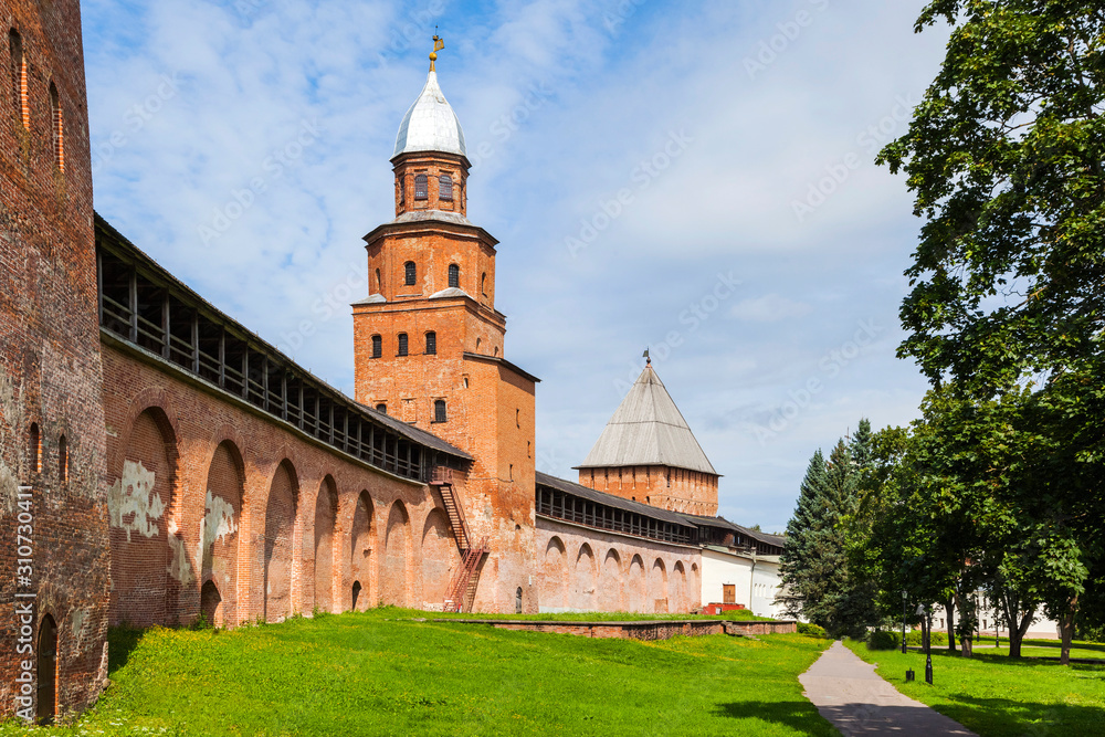 Obraz premium Old towers of Novgorod Kremlin, Russia