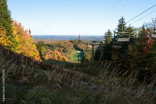 Remontée mécanique, centre de ski Mont-Adstock et terrain de golf et lac. Adstock, Région de l'Amiante, Qc. Canada