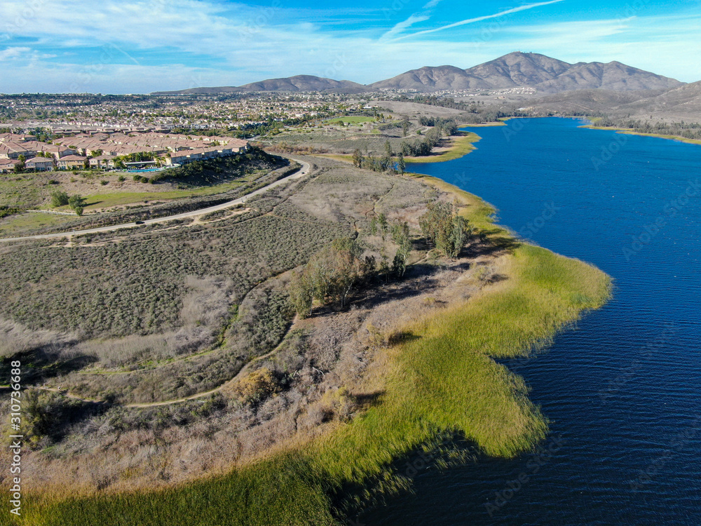 Obraz premium Aerial view of Otay Lake Reservoir with blue sky and mountain on the background, Chula Vista, California. USA