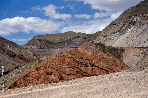 Obraz na płótnie Dead nature Mojave Desert. In southern California, southeast of Sierra Nevada, north and east of Los Angeles, North America. The rocks are brown and gray. Clouds in the blue sky w salonie