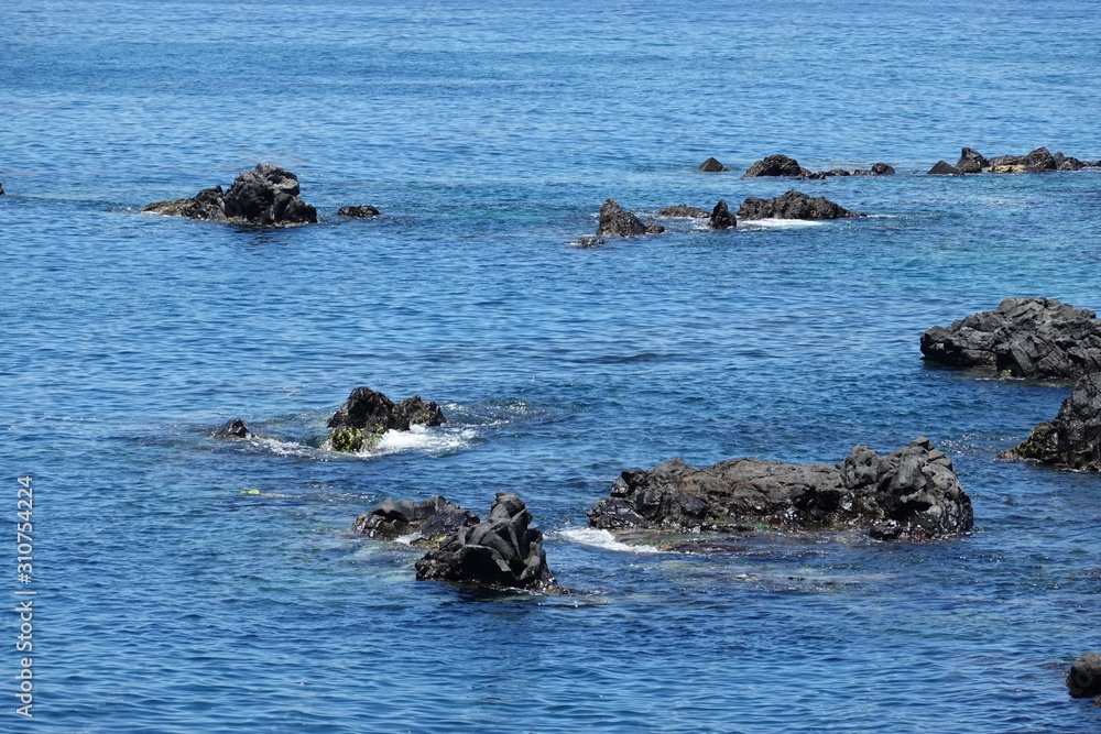 Fototapeta premium Lavafelsen im Meer