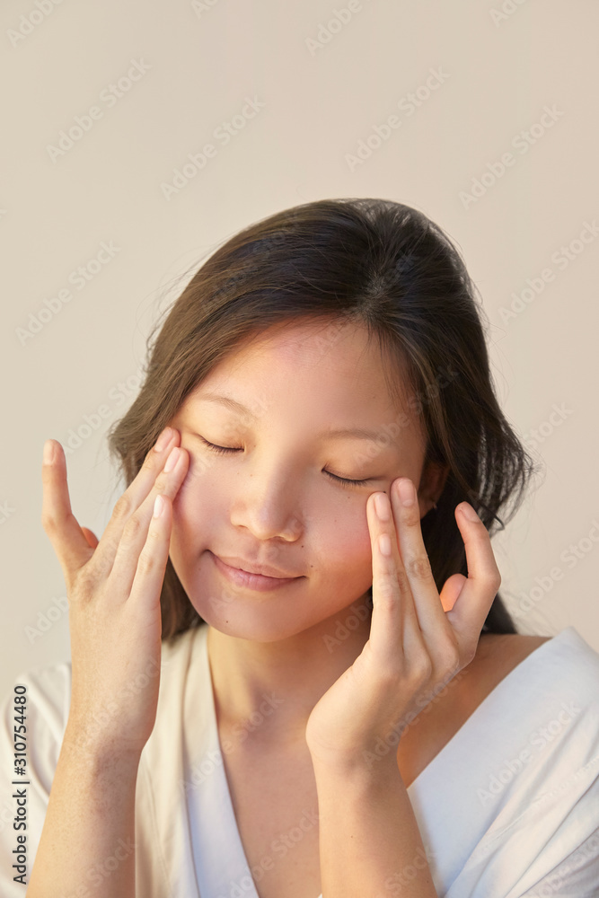 Skincare absorption massage technique for the under eye area. Skincare absorption massage technique for the under eye area.