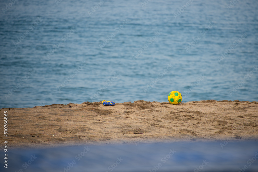 Naklejka premium Ball in the beach