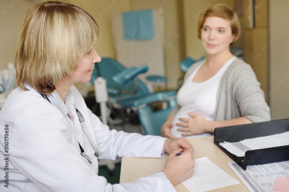 Gynecologist doctor accepts of a pregnant woman. Medical insurance childbearing. Family doctor for gestation. Maternity leave. Gynecologist doctor accepts of a pregnant woman. Medical insurance childbearing. Family doctor for gestation. Maternity leave.
