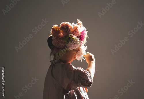 花飾りをつけた少女