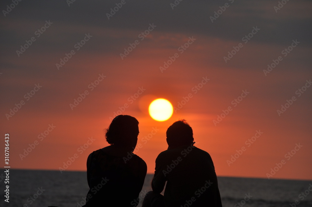 Tropical Sunset Palm Tree & Couple in Silhouette Tropical Sunset Palm Tree & Couple in Silhouette
