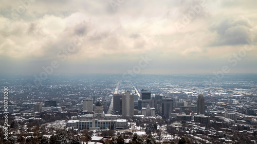 Foto Overlooking Salt Lake City on cloudy day looking towards downtown from Ensign Peak