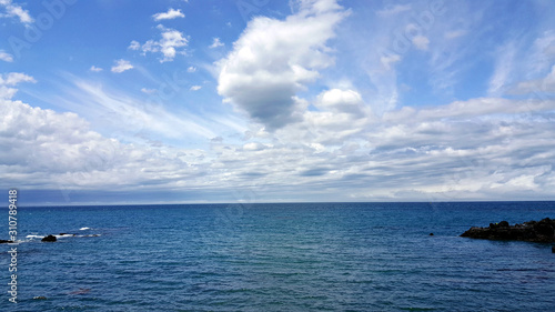 제주도 푸른 바다와 하얀 구름 그리고 파도