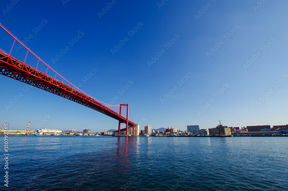 Fototapeta premium 海岸沿いの遊歩道から見る若戸大橋