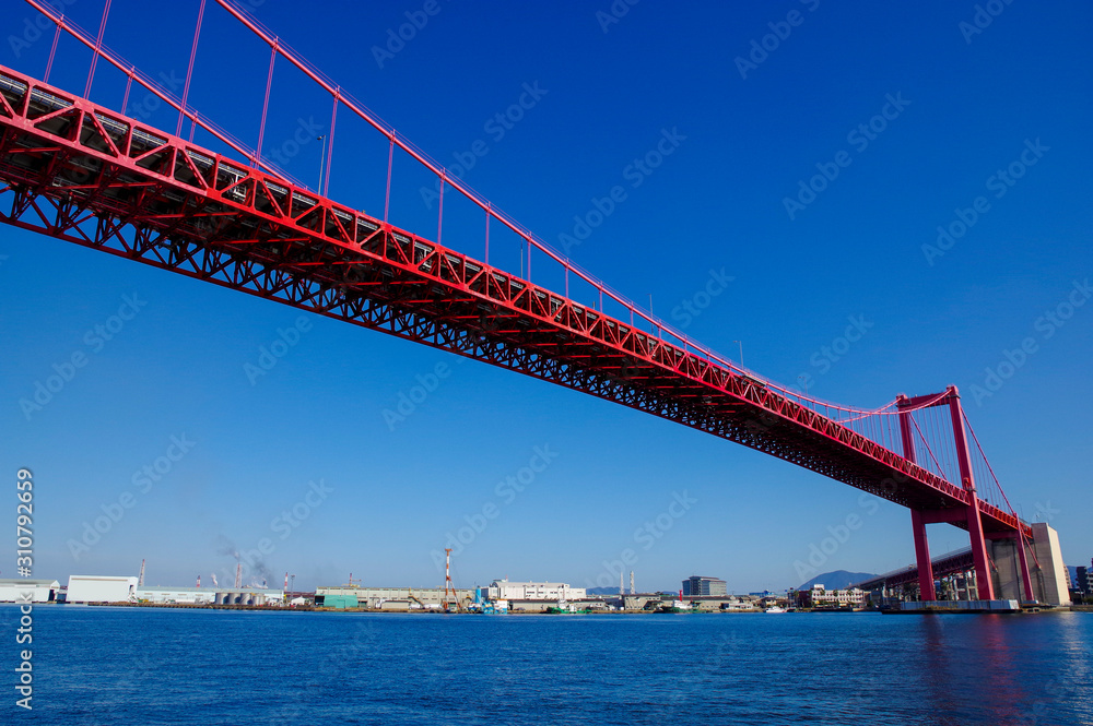 Obraz premium 海岸沿いの遊歩道から見る若戸大橋