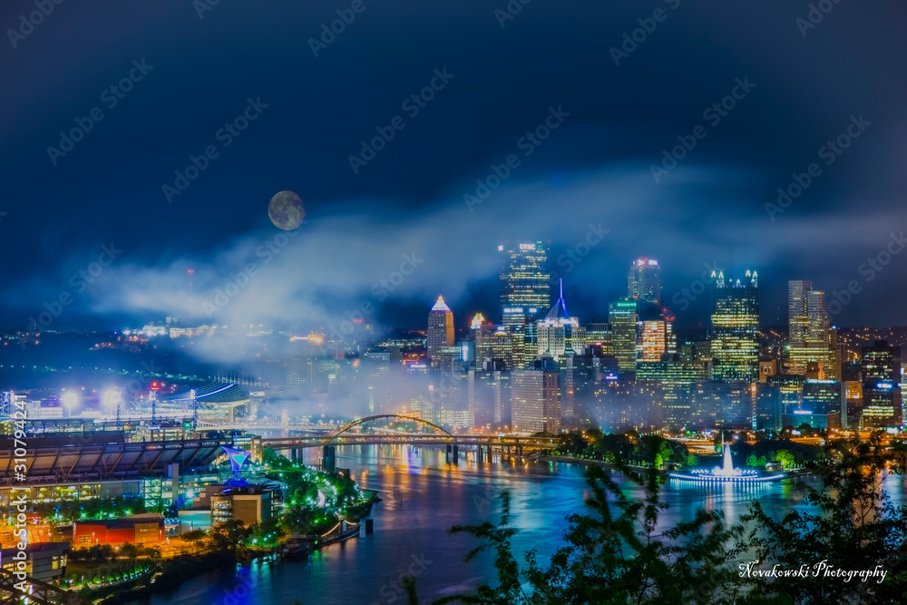 Fototapeta premium Smokey Moon PIttsburgh