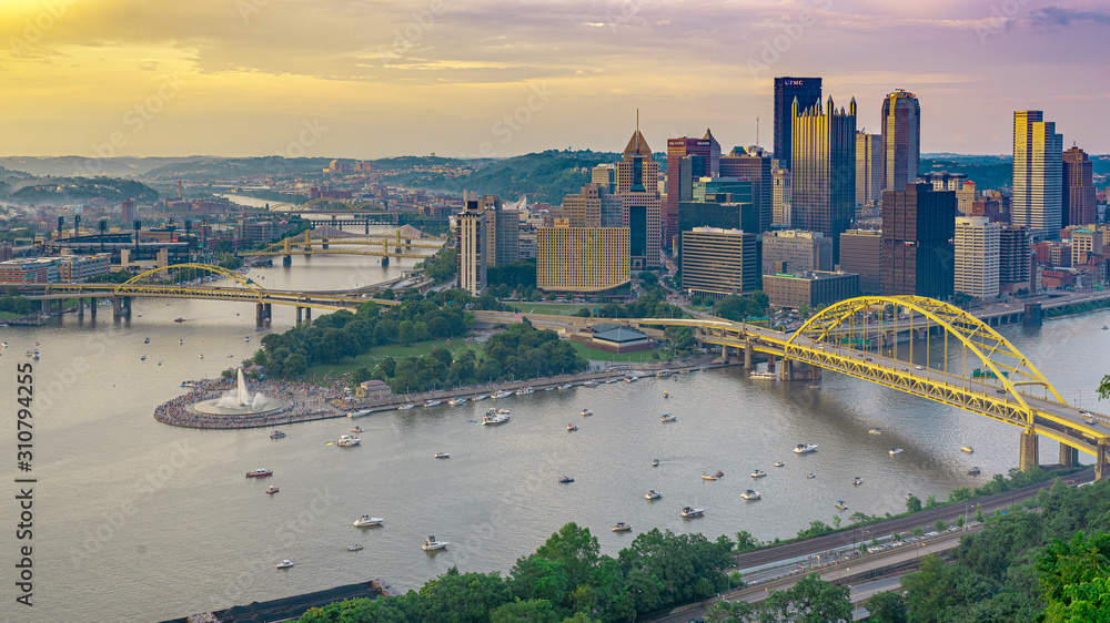 Fototapeta premium Pittsburgh with Cloud to Cloud Lightning