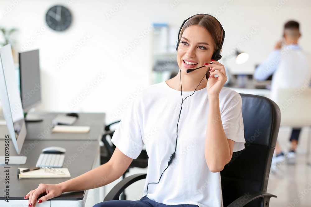 Female technical support agent working in office - obrazy, fototapety, plakaty 