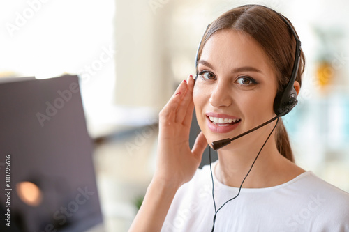 Obraz na płótnie Female technical support agent working in office
