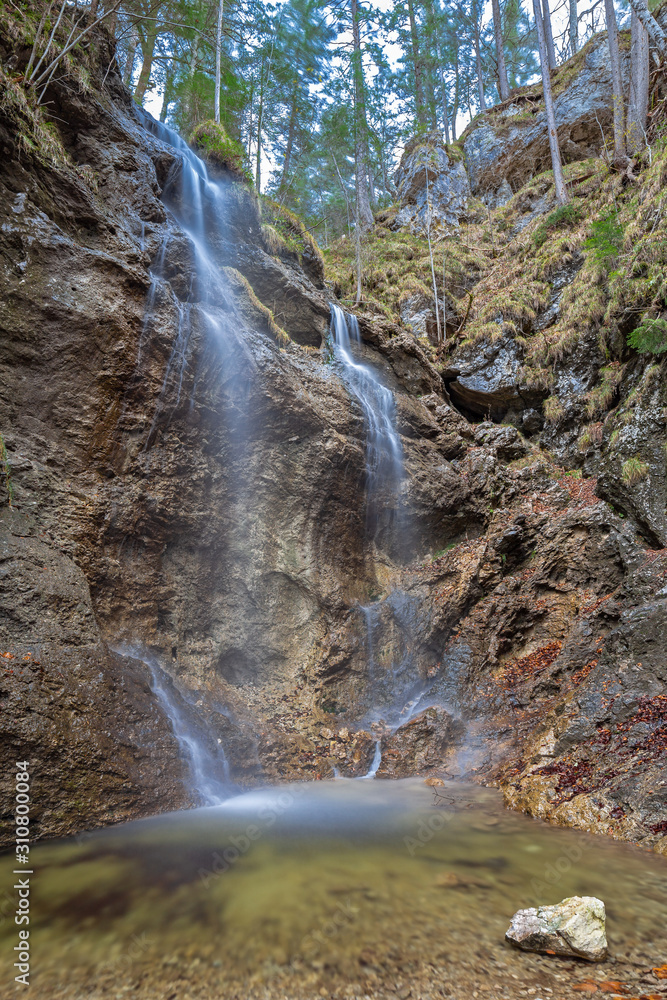 Obraz premium Kleiner Wasserfall bei Wallgau, Bayern
