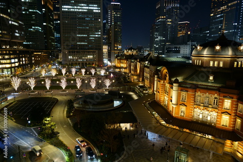 冬のイルミネーションが点灯している東京駅