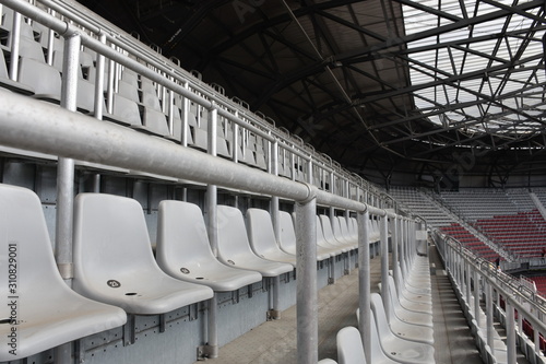 Stadion, Fußballstadion, Stühle, Stuhl, Sessel, Klappsessel, Kunststoff, Kunststoffsessel, Treppe, Stiege, Stufen, Rang, Ränge, Tribüne, Sektor, leer, einsam, verlassen, Spiel, Sport, Sportstätte, Nac