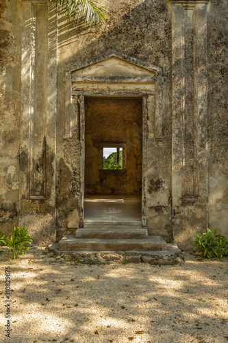 Fototapeta Naklejka Na Ścianę i Meble -  Hacienda Old entrance
