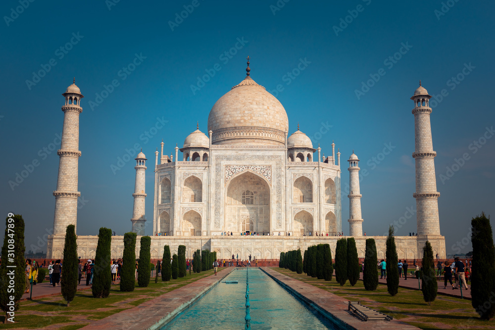 Fototapeta premium Taj Mahal monument in Agra, India.