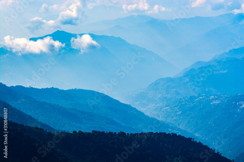 Foto Mountains in blue tone with clouds, travel in India, Himalayas Range, landscape