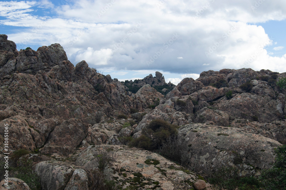 Formazioni rocciose ad Acqueddas nel parco Sette Fratelli