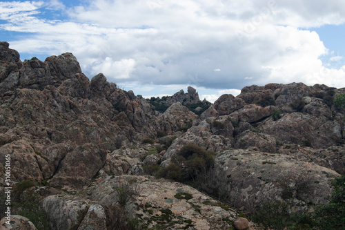 Formazioni rocciose ad Acqueddas nel parco Sette Fratelli
