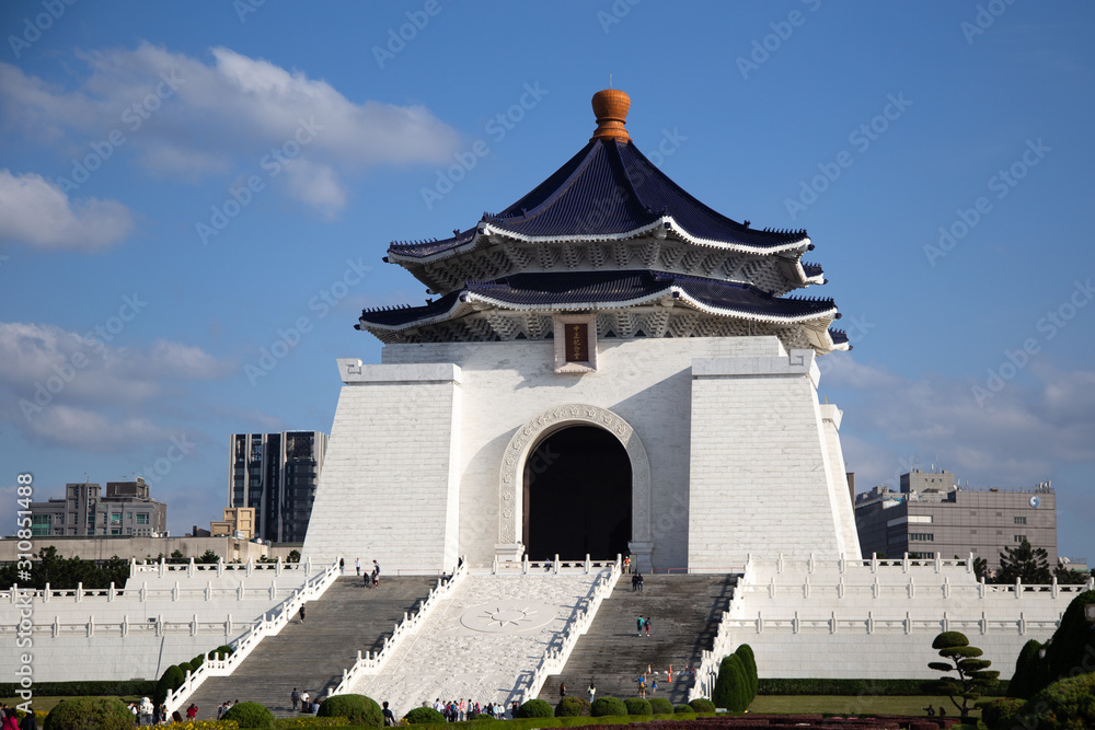 Fototapeta premium Chiang Kai Shek memorial hall on a sunny day. Taipei city, Taiwan.