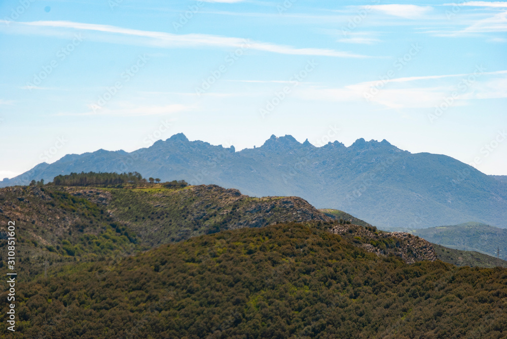 Panorama da Musui, sullo sfondo le cime dei Sette Fratelli