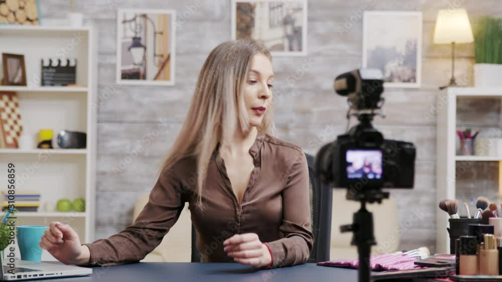 Beautiful beauty vlogger filming makeup tutorial product Beautiful beauty vlogger filming makeup tutorial product