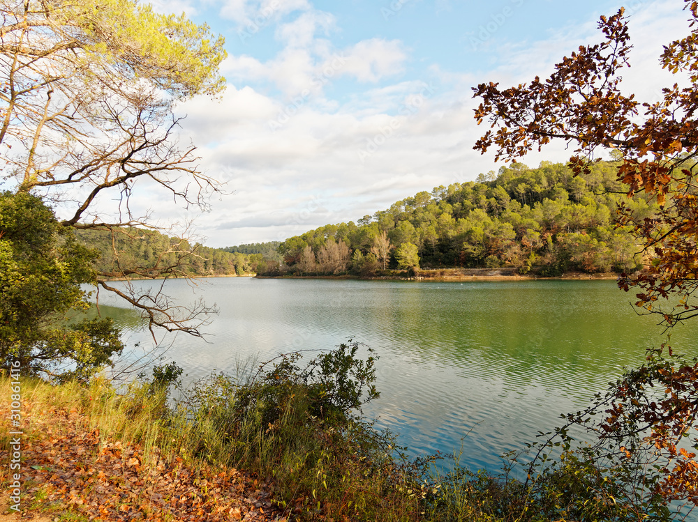 Paysage automnal de la Provence verte. Vue sur le charmant lac Sainte Suzanne ou lac de Carcès dans le Var en région Provence-Alpes-Côte d'Azur