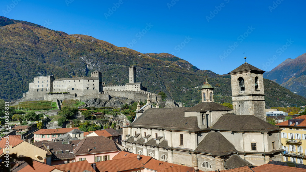 Eglise de Santi Pietro et château de Castelgrande à Bellinzona, Tessin, Suisse
