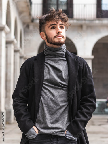 Joven emprendedor. Joven caminando. Modelo.