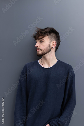 Chico joven sobre fondo negro png. Chico con barba de perfil. chico joven con camisa negra png.