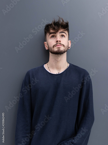 Chico joven png . Chico con barba sobre fondo negro.