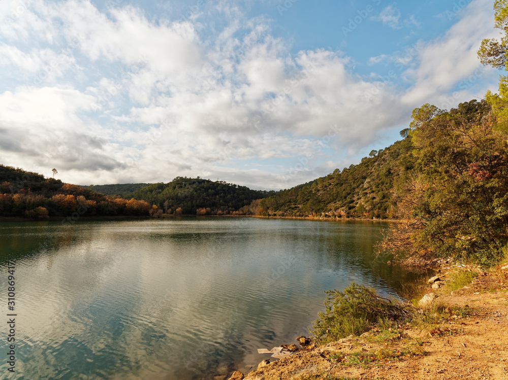 Obraz premium Paysage automnal de la Provence verte. Vue sur le charmant lac Sainte Suzanne ou lac de Carcès dans le Var en région Provence-Alpes-Côte d'Azur
