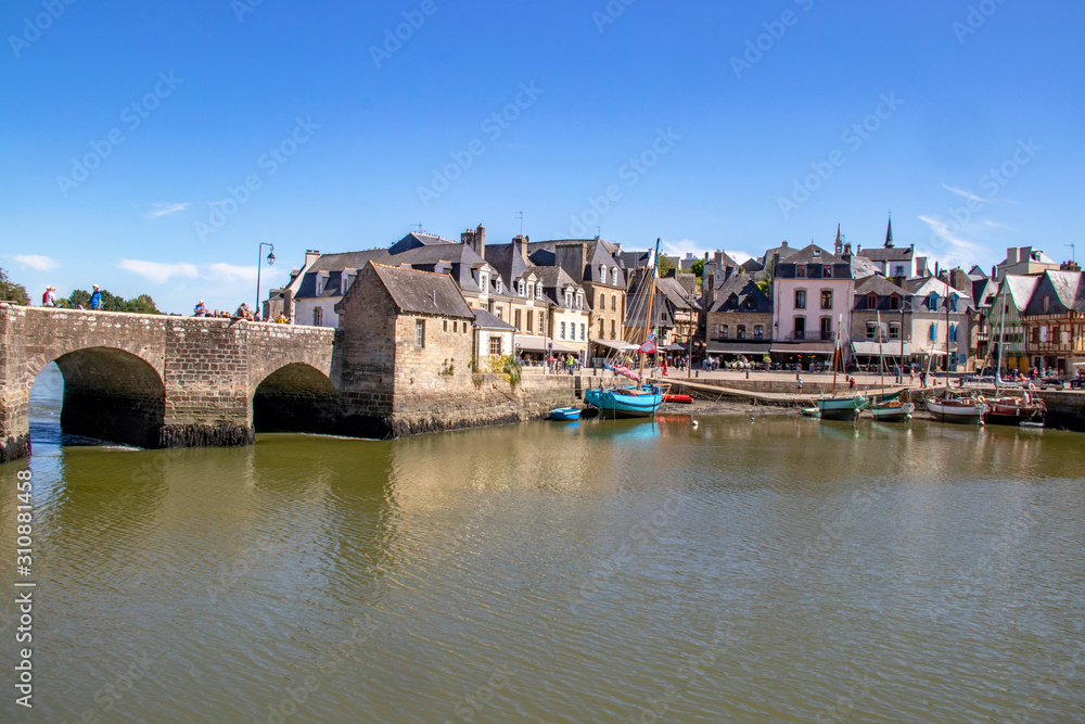  Auray, Quartier de Saint-Goustan. Vue panoramique sur le port . Morbihan. Bretagne