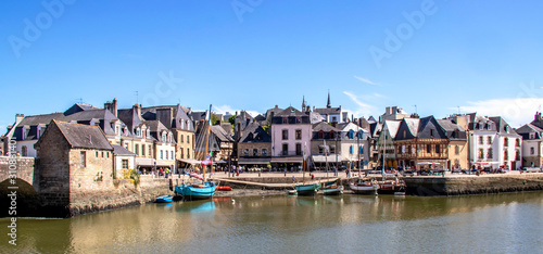  Auray, Quartier de Saint-Goustan. Vue panoramique sur le port . Morbihan. Bretagne