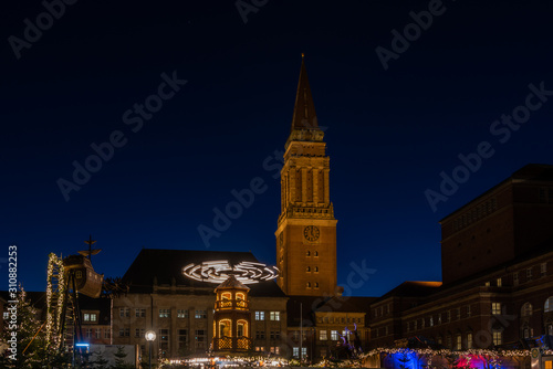 Kieler Weihnachtsmarkt in abendlicher Festtagsstimmung auf dem Rathausplatz in der Innenstadt