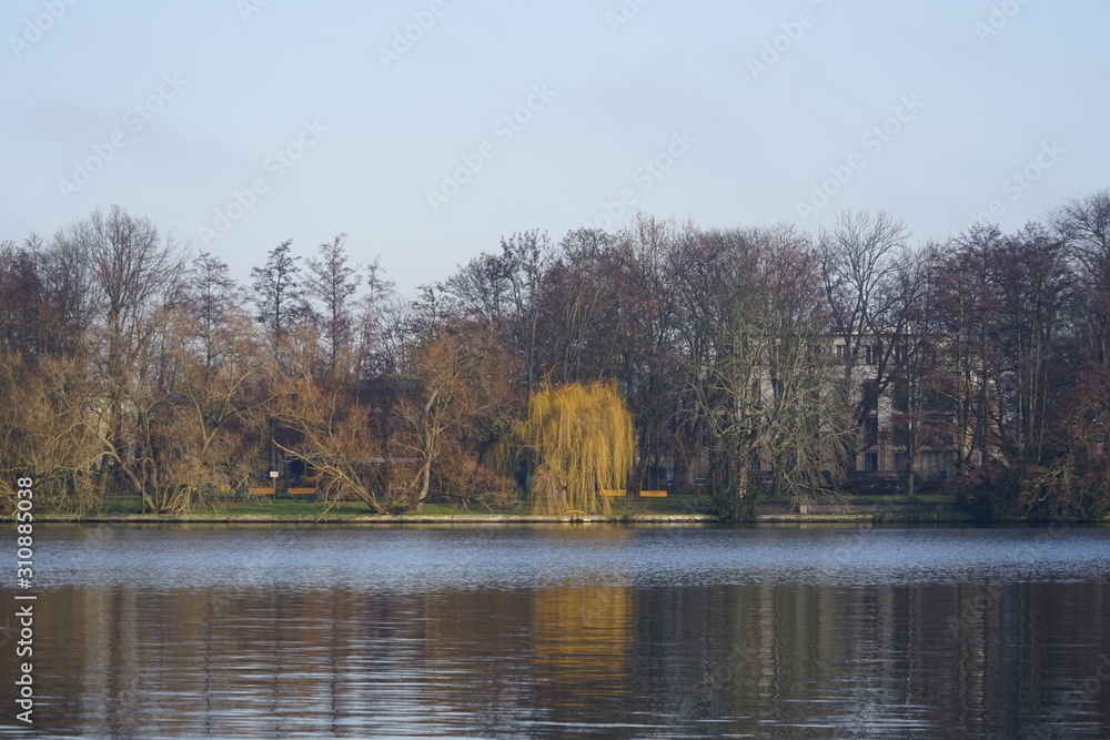 Obraz premium Blick über die Spree bei Sonnenschein auf die Halbinsel Stralau