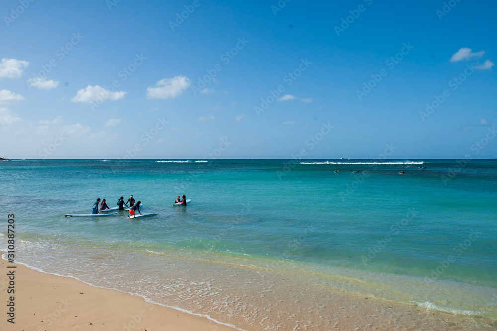 ハワイ　南国　リゾート　ビーチ　サーフィン　サーフボード　海　青空　波
