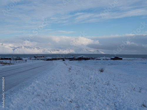 Fototapeta Naklejka Na Ścianę i Meble -  Route et paysage enneigé en Islande