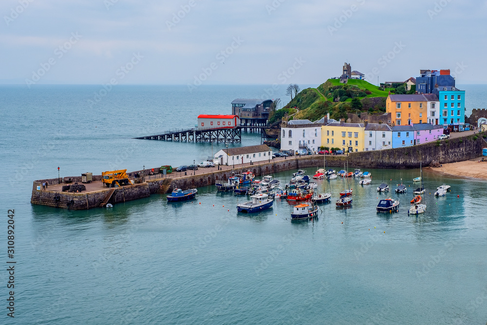 Obraz premium Colorful harbor houses in Tenby, Wales, UK