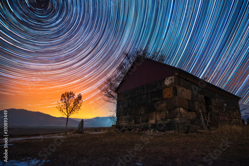 Foto Beautiful night landscape, small church and star trails