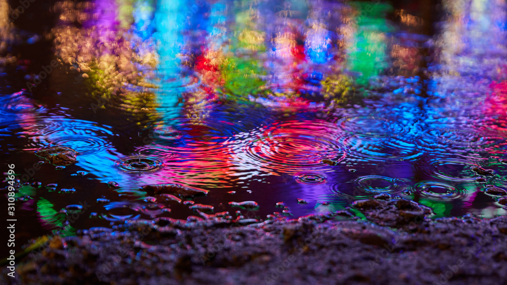 Reflexion im Wasser mit bunten Farben und Lichtern